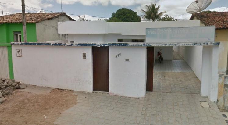 Homem espanca companheira e a obriga comer seu próprio cabelo