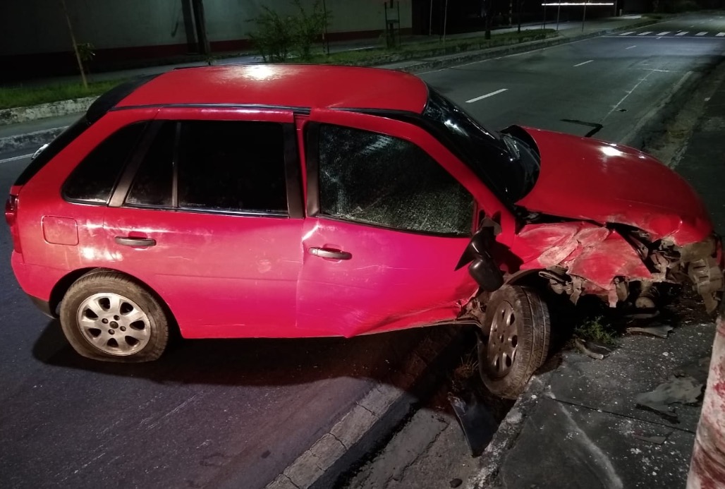 Após atingir poste, motorista foge e abandona carro em avenida de Manaus