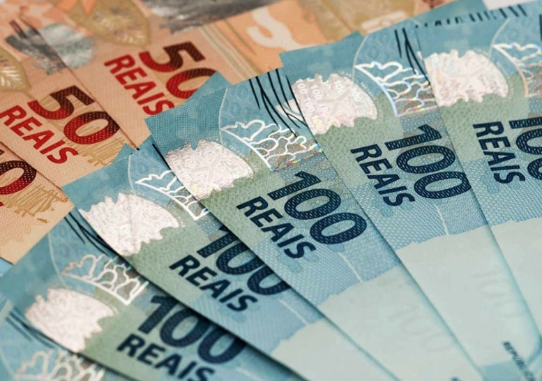 Amazonino determina pagamento da 1ª parcela integral do décimo terceiro salário em julho