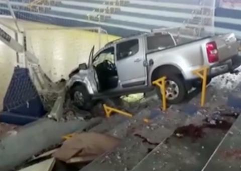 Homem descobre traição, invade quadra e mata rival atropelado