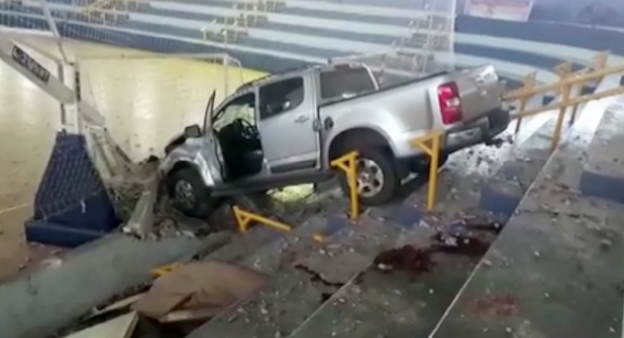 Homem descobre traição, invade quadra e mata rival atropelado