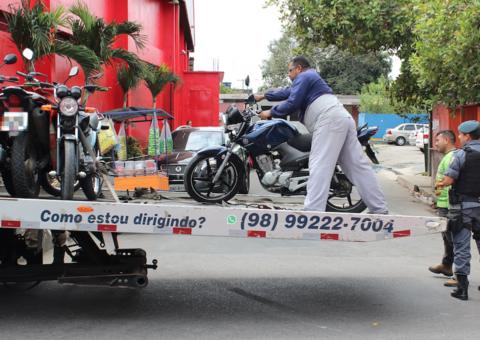 15 veículos irregulares são apreendidos durante fiscalização em Manaus