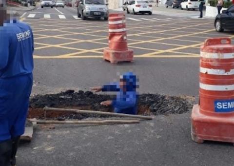 Em Manaus, buraco abre em avenida e altera circulação de veículos em faixa