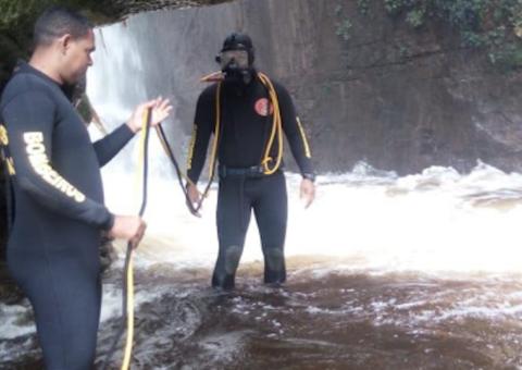 Bombeiros interrompem buscas por turista que desapareceu em cachoeira no Amazonas 