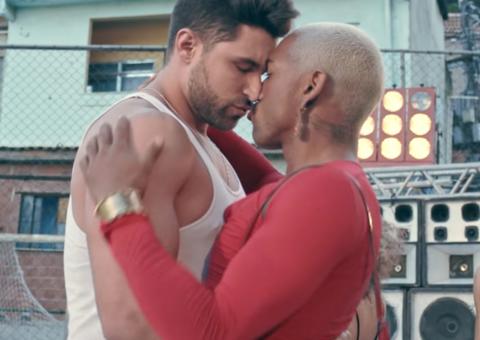 Nego do Borel dá beijão em modelo gato em novo clipe e é detonado na internet