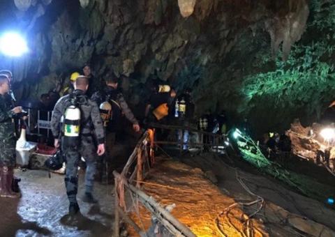 Três meninos já foram retirados da caverna na Tailândia no 3º dia de resgate 