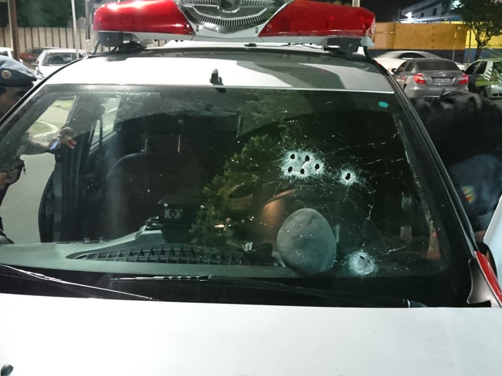 Após arrastão, assaltantes atiram em viatura durante perseguição em Manaus 