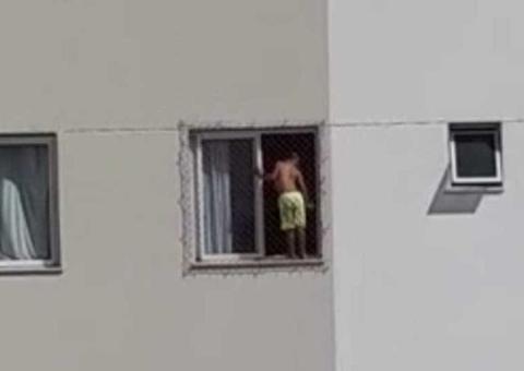 Moradores flagram criança andando em janela do 18º andar de prédio