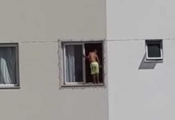 Moradores flagram criança andando em janela do 18º andar de prédio