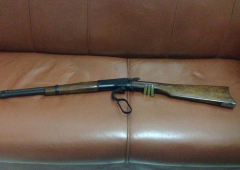 Menino de 5 anos é baleado no rosto pelo próprio irmão