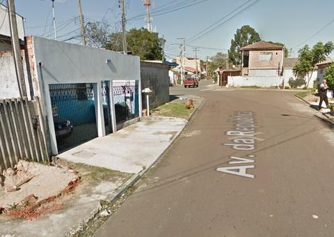 Criança de 3 anos é resgatada após sair sozinha de casa e andar 2 km