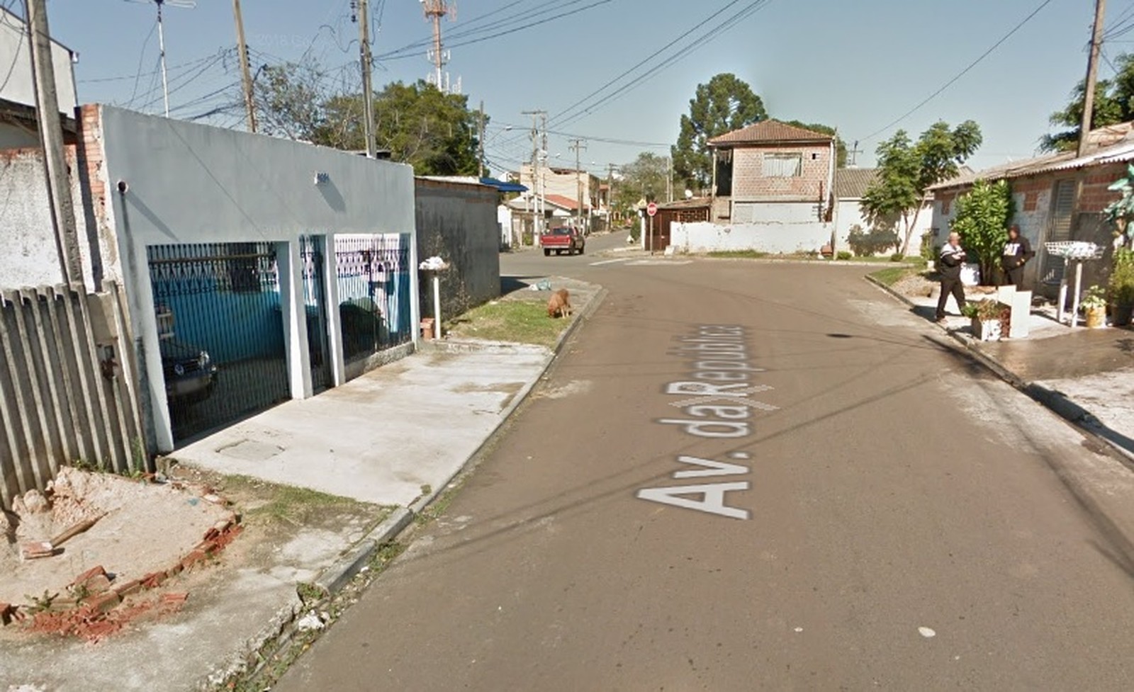 Criança de 3 anos é resgatada após sair sozinha de casa e andar 2 km