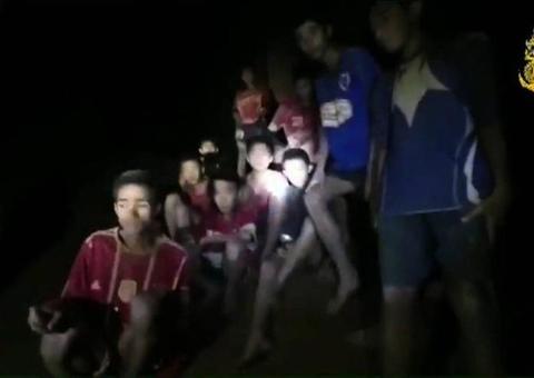 Meninos resgatados de caverna na Tailândia não poderão assistir final da Copa