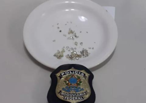 Procurado por estupro é preso com diamantes dentro de sapato em ônibus