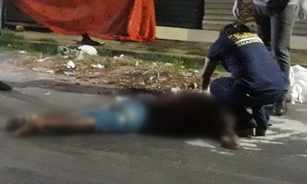 Suspeito de assalto é linchado com pauladas por grupo de pessoas em Manaus