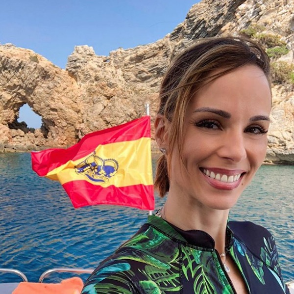 Com câncer, Ana Furtado aparece de turbante durante férias na Espanha