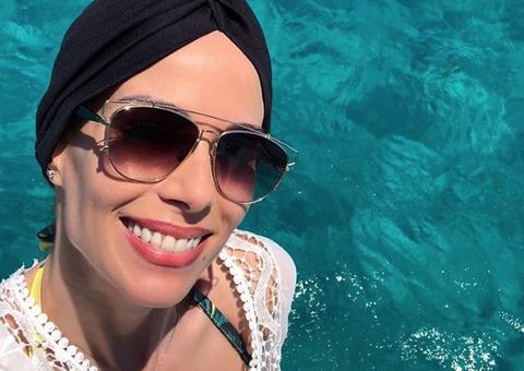 Com câncer, Ana Furtado aparece de turbante durante férias na Espanha