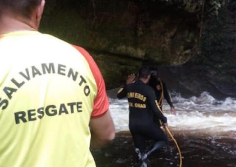 Bombeiros suspendem nova busca por turista que caiu em cachoeira no Amazonas