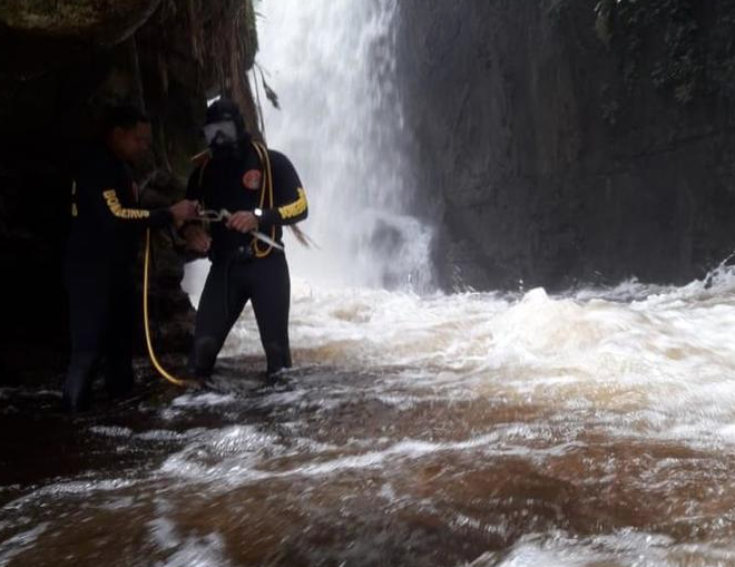 Bombeiros suspendem nova busca por turista que caiu em cachoeira no Amazonas