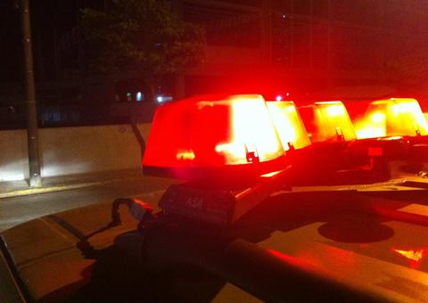 Universitário questiona valor em bar e é espancado por 6 seguranças