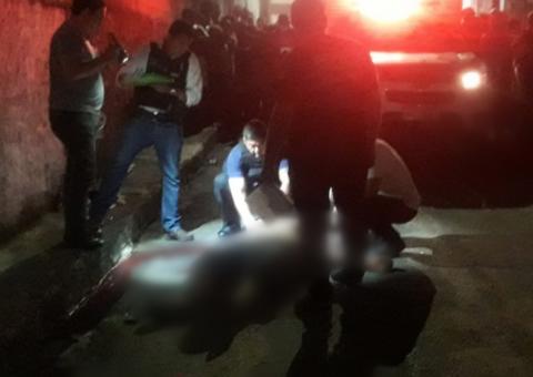 Homem é morto com 8 tiros por ocupantes de carro misterioso em Manaus