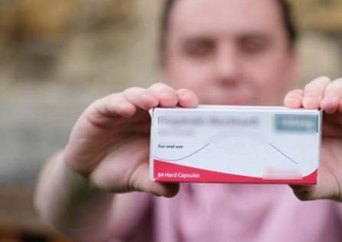 Homem hétero afirma que se tornou gay após tomar analgésicos