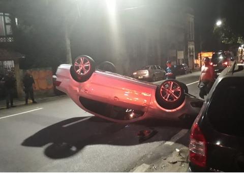 Carro desgovernado capota em avenida de Manaus
