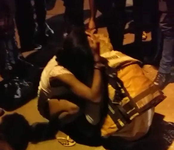 Casal suspeito de roubo é arrancado de motocicleta e espancado por populares no Amazonas