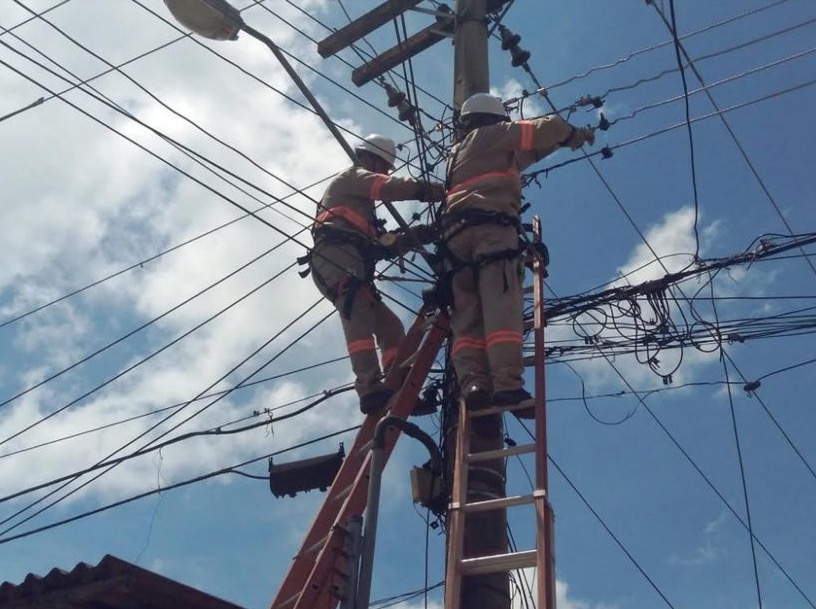Deputados repassam para a conta de luz gastos com furto de energia