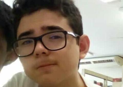  Adolescente morre eletrocutado ao mexer em celular carregando 