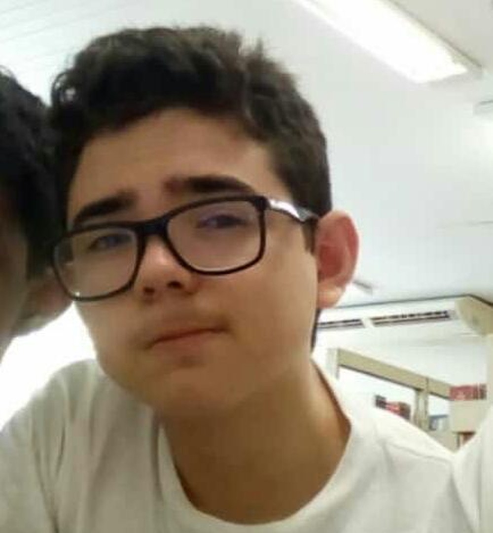  Adolescente morre eletrocutado ao mexer em celular carregando 