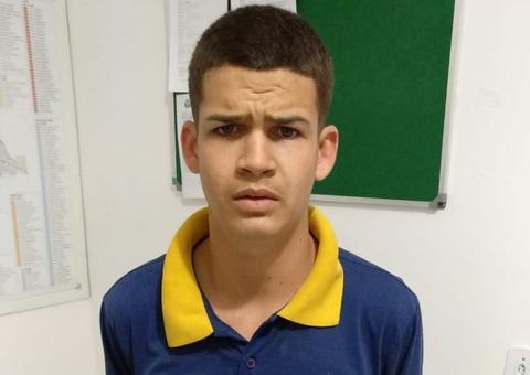 Jovem desenha pênis em capô de viatura em pátio de delegacia e acaba detido