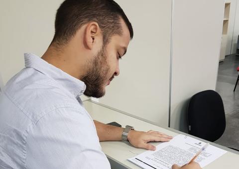 Prefeito Adail Filho assina o termo de convênio para asfaltamento de Coari