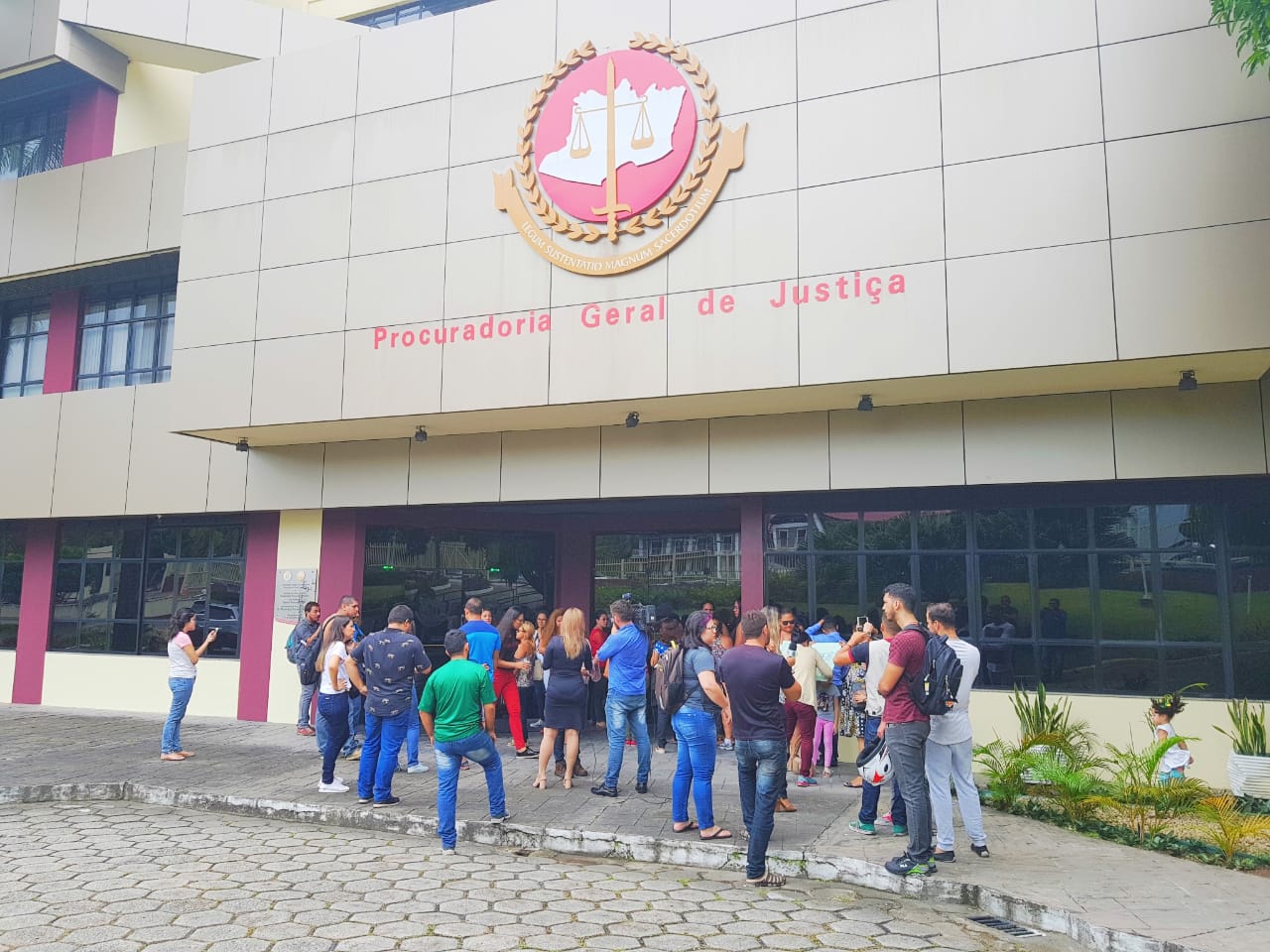 Candidatos fazem manifestação e pedem que MP anule concurso da Seduc