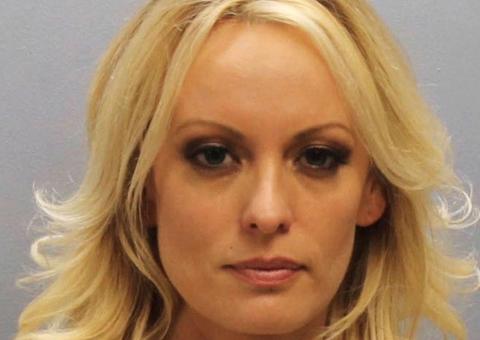 Atriz pornô que diz ter tido caso com Trump é presa nos EUA