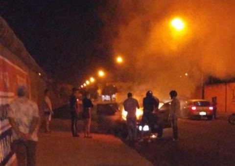 Homem confunde carro na entrada de motel com o da esposa, coloca fogo e deixa bilhete com telefone