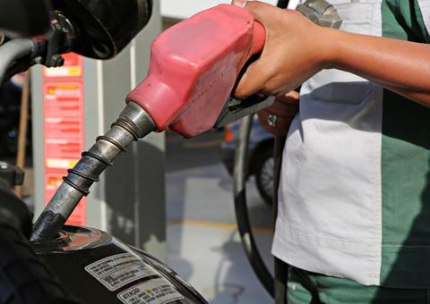  Petrobras reduz preço da gasolina nas refinarias para R$ 2,03