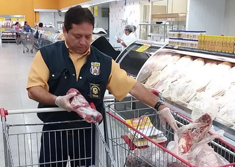 Procon apreende 75 kg de carnes estragadas em supermercado de Manaus