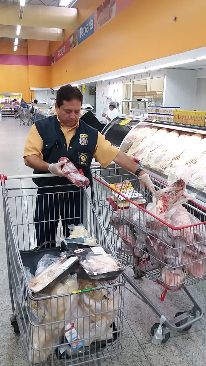 Procon apreende 75 kg de carnes estragadas em supermercado de Manaus