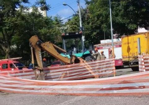 Bombeiros retiram dois corpos de buraco em praça pública 