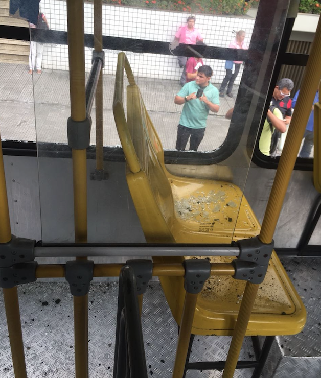 Revoltados com paralisação, populares destroem ônibus e acabam presos em Manaus