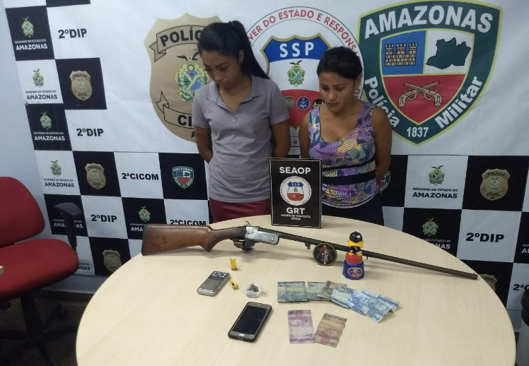 Duas mulheres são presas com armas e drogas em Manaus