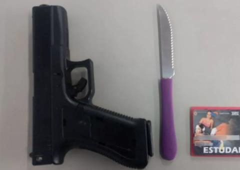 Polícia prende dupla armada após suspeitar de assalto e abordar micro-ônibus em Manaus