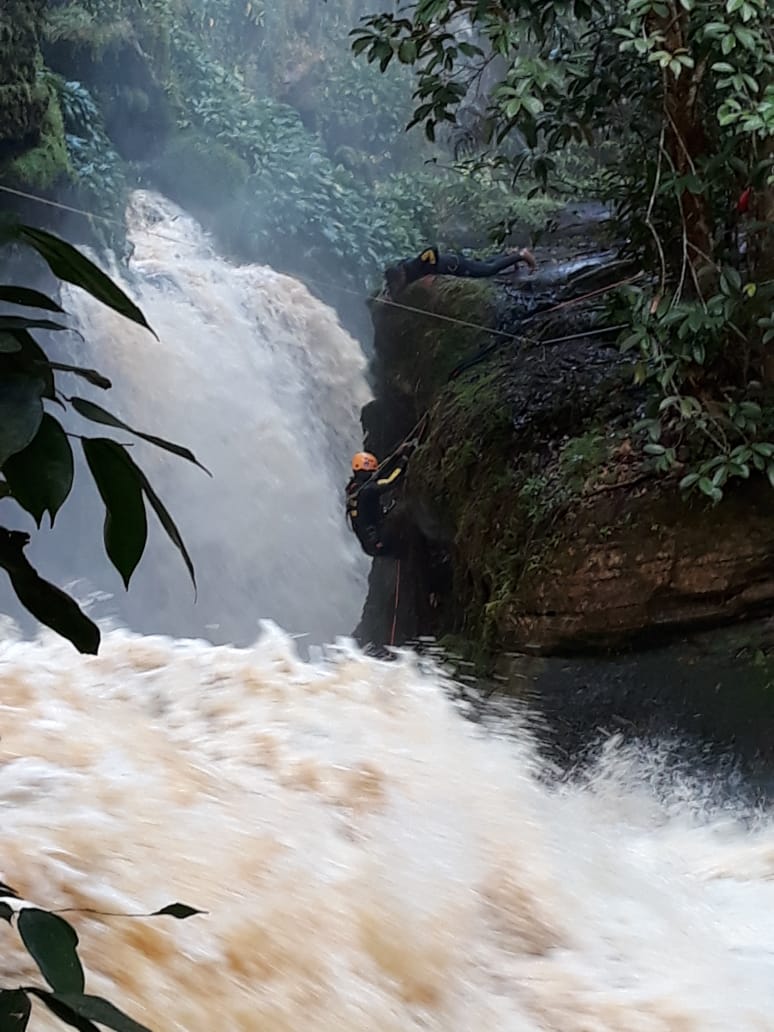 Buscas por turista que caiu de cachoeira serão encerradas após esgotarem possibilidades