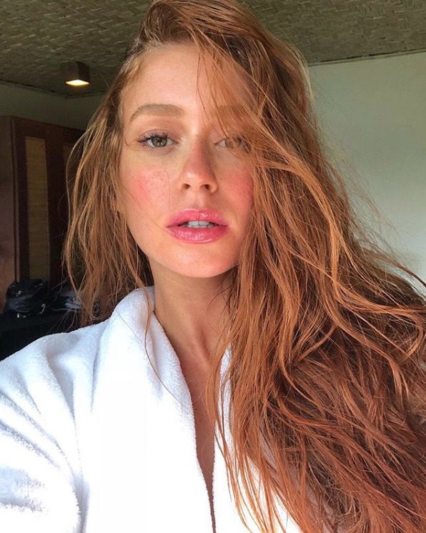 Marina Ruy Barbosa ostenta barriga sarada após malhação