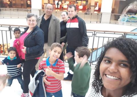  Casal adota 5 irmãos para evitar que eles fossem separados