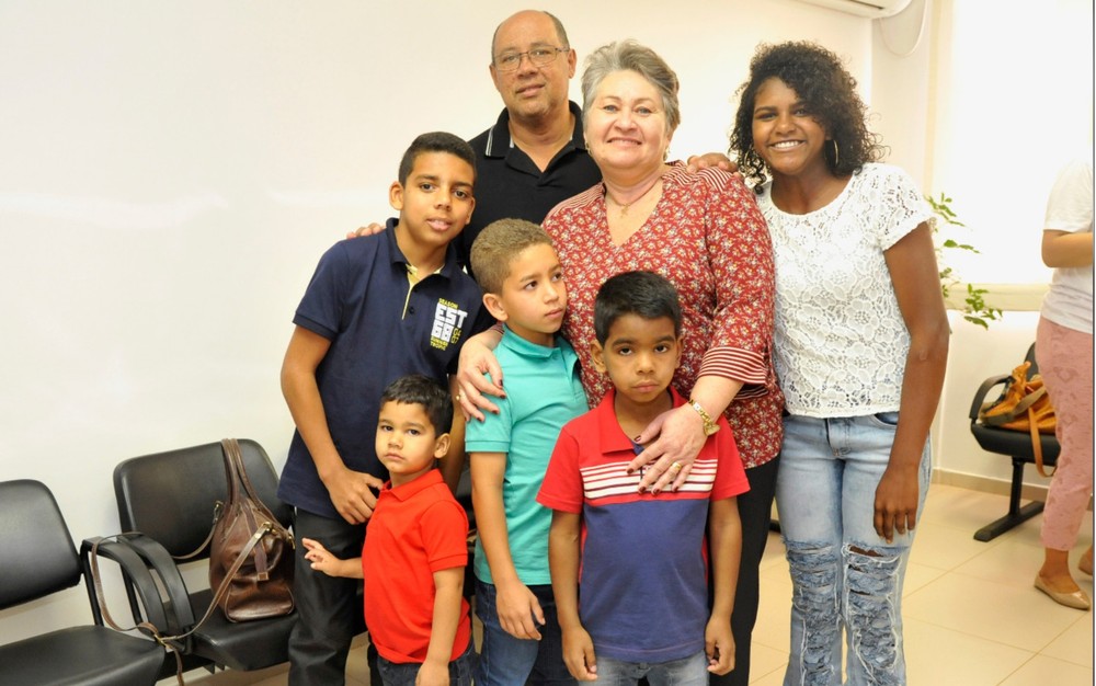  Casal adota 5 irmãos para evitar que eles fossem separados