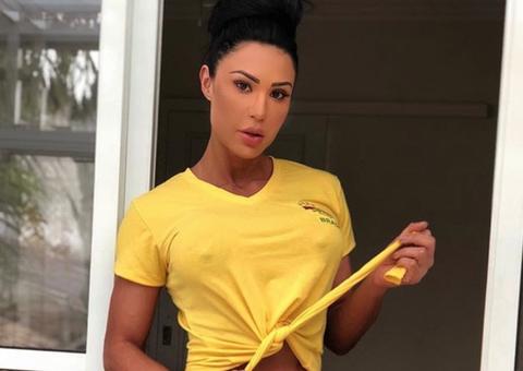 De fio dental, Gracyanne Barbosa empina bumbum avassalador 