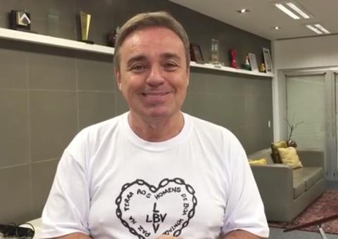 Em momento raro, Gugu Liberato posa com as filhas gêmeas e se declara