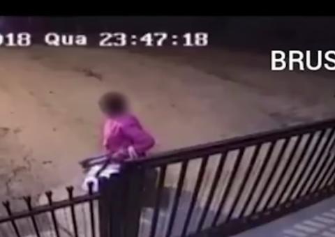 Idosa é abandonada na porta de asilo ; Veja Vídeo 